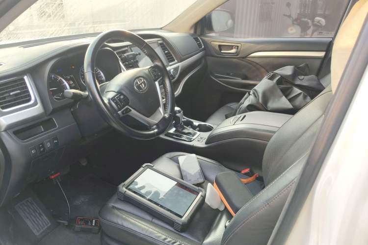 Used Toyota Highlander 2018 2.0T Two-Wheel-Drive Luxury Edition 7 Seats Emission Standard China V
