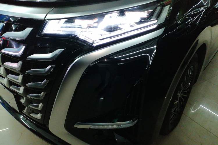 Used Denza D9 2025 DM-i Smart Drive 1020 Four-Wheel Drive Deluxe Model
