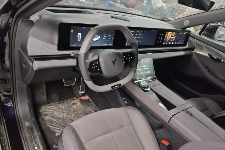 Used VOYAH PASSION 2024 PHEV Four-Wheel Drive Ultra-Long Range Executive Edition
