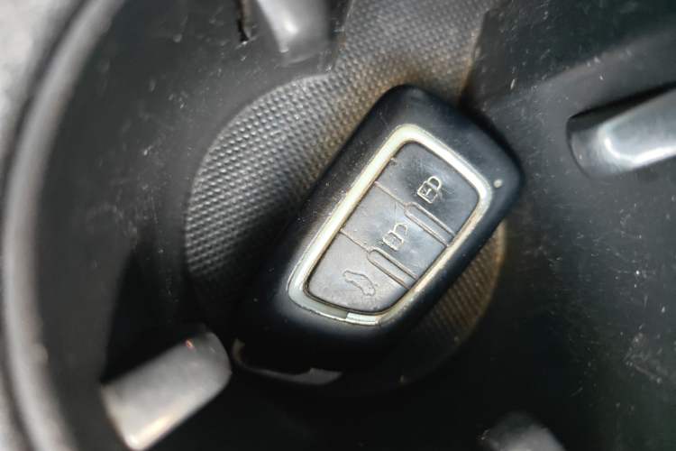 Used Dongfeng Aeolus AX7 2015 2.0L Manual Zhiyi Trim
