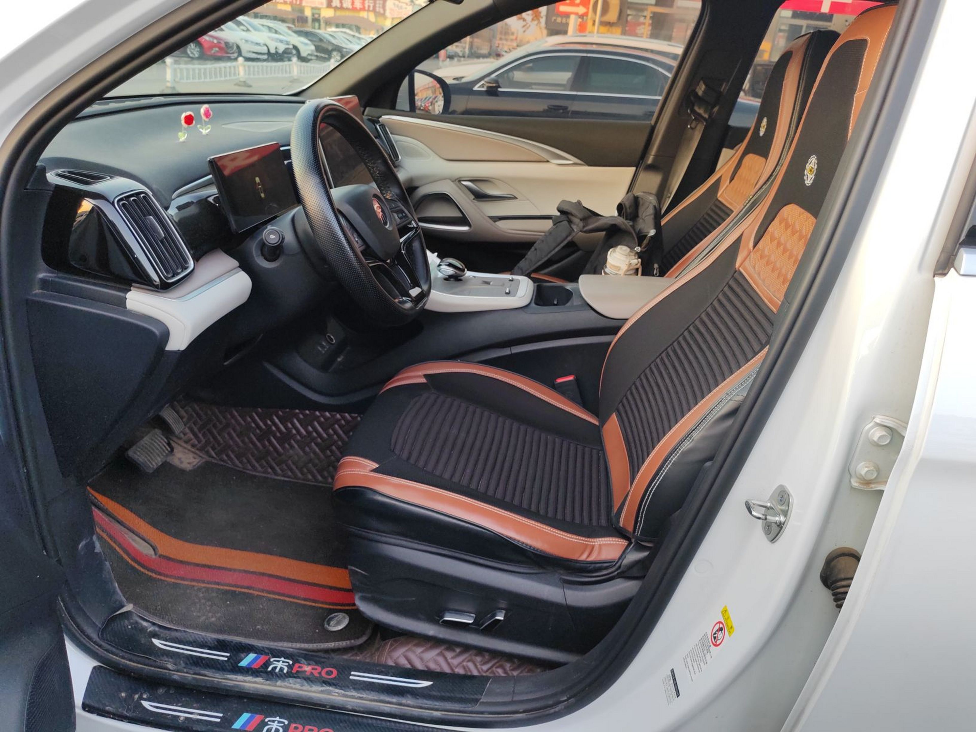 المقاعد الأمامية داخل السيارة