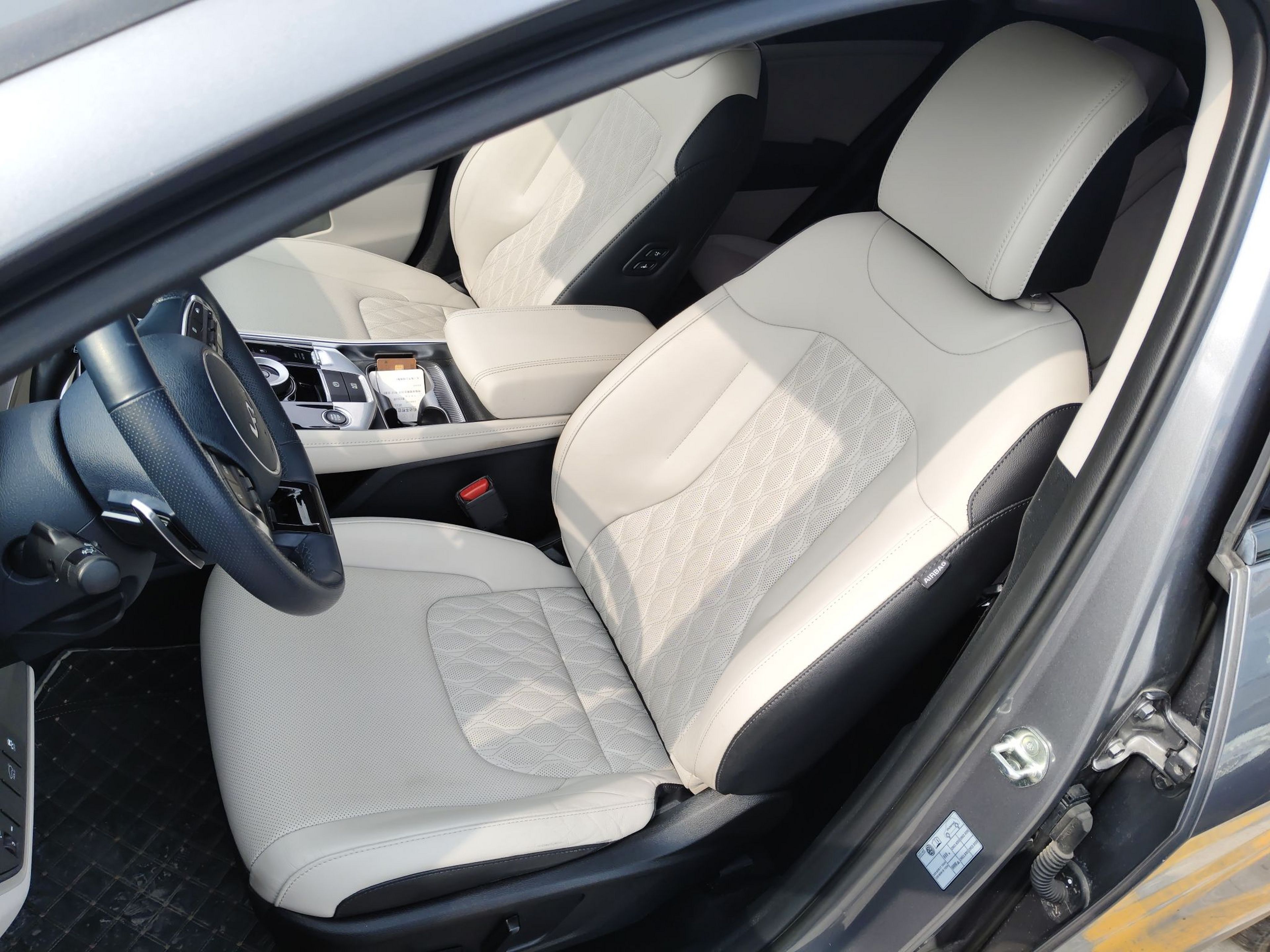 المقاعد الأمامية داخل السيارة