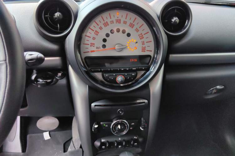 Used  Countryman 2011 1.6L ONE
