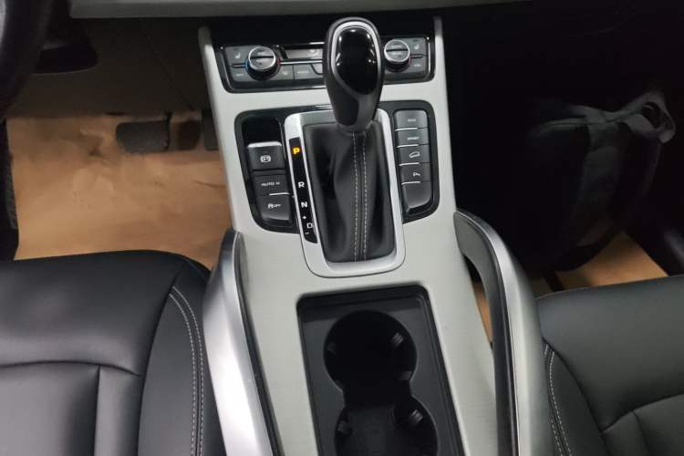 Used Geely Auto Emgrand X7 Sport 2018 1.8TD Automatic Two-Wheel Drive Smart Connect 4G Internet Edition
