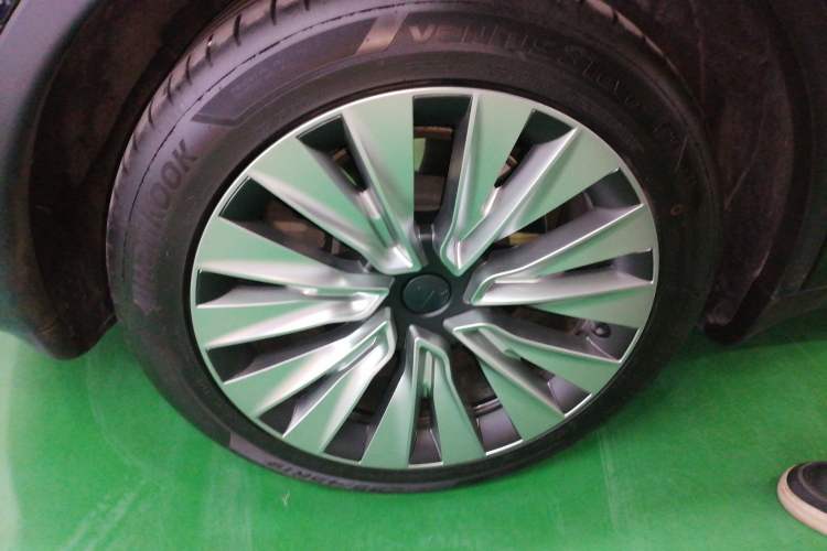 Used Tesla Model Y 2023 Long-Range All-Wheel-Drive Version
