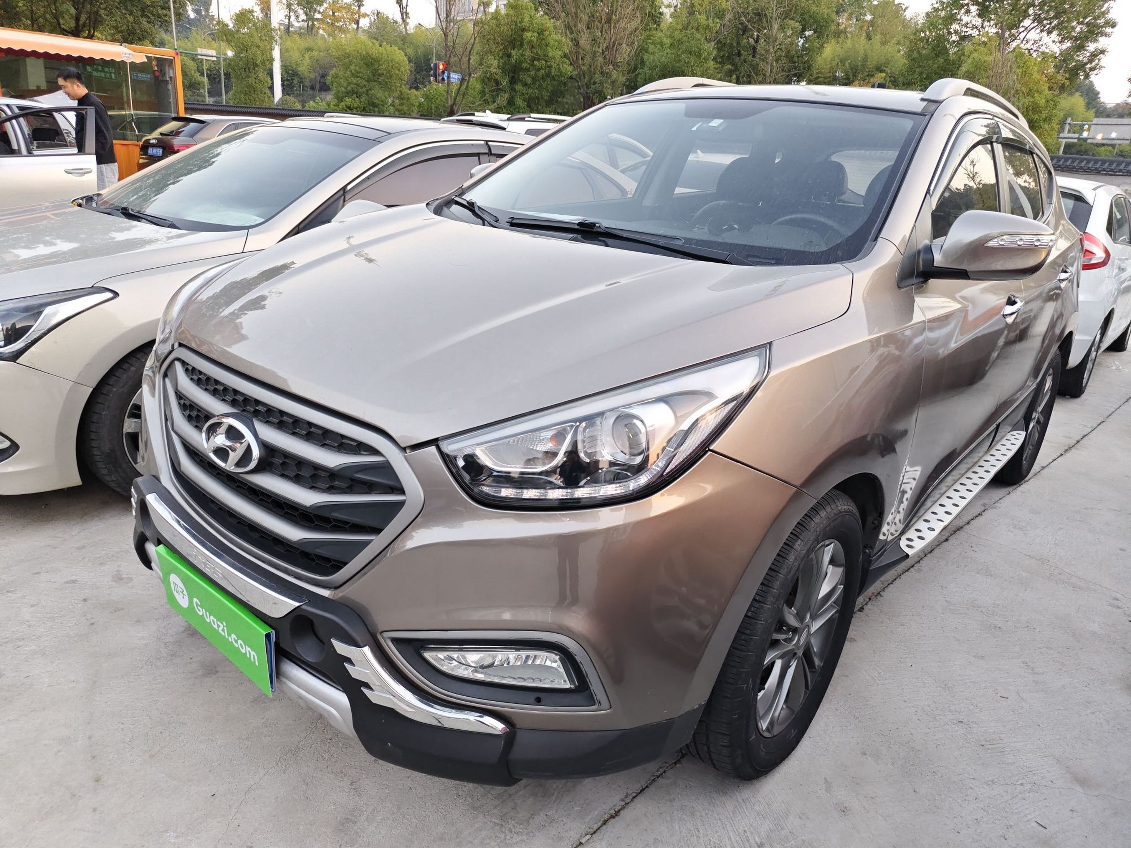 Под передней частью автомобиля