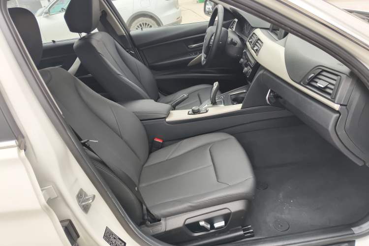 Used BMW 3 Series 2016 320Li Ambition Model
