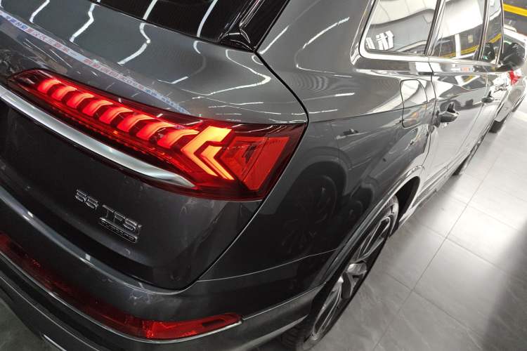 Used Audi Q7 2022 55 TFSI quattro S line Sport model
