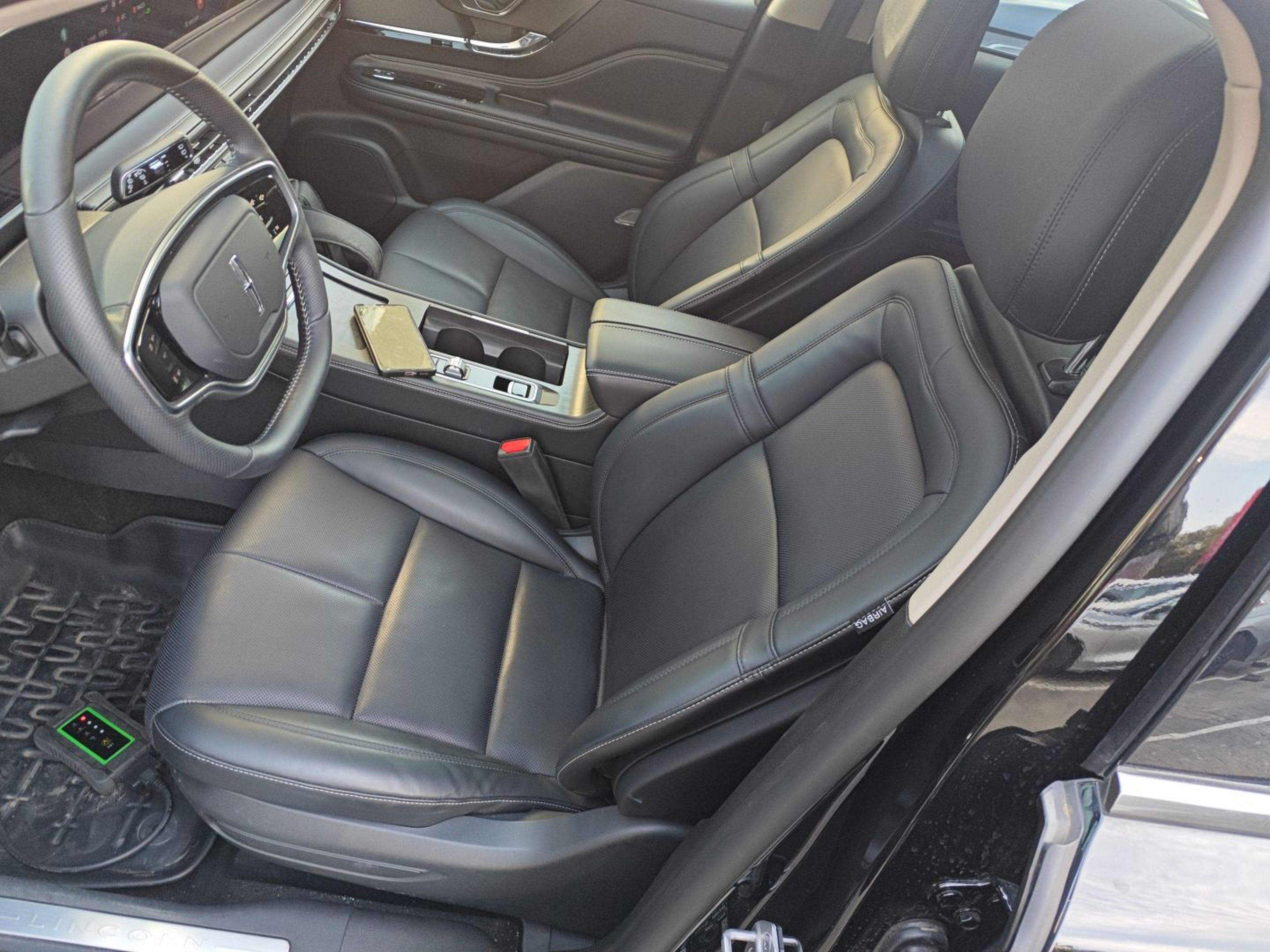 المقاعد الأمامية داخل السيارة