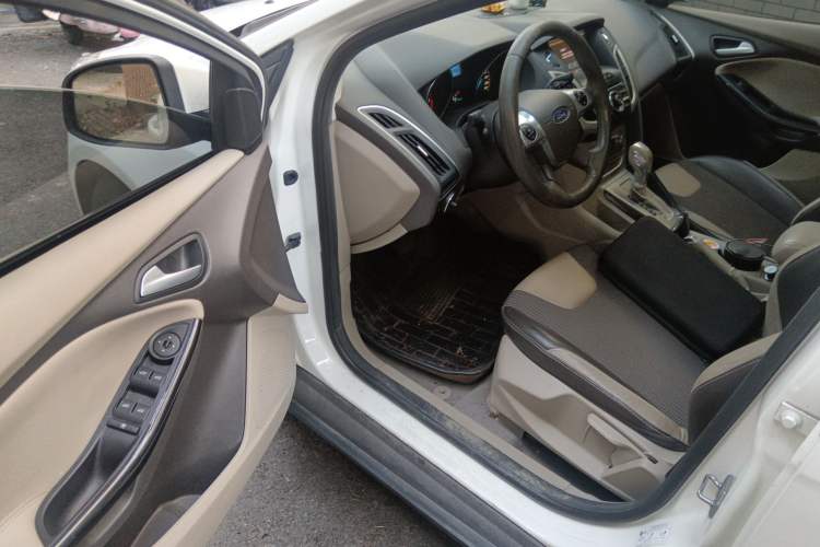 Used Ford Focus 2012 Sedan 1.6L Automatic Fashion Edition
