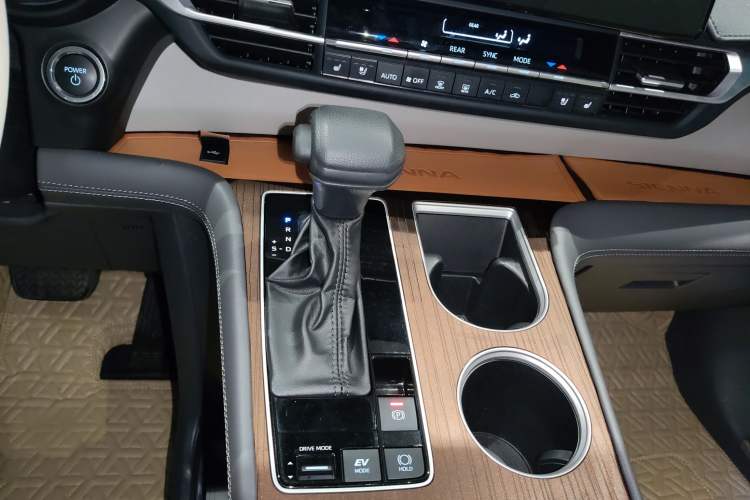 Used Toyota Sienna 2024 2.5L Hybrid Comfort Edition
