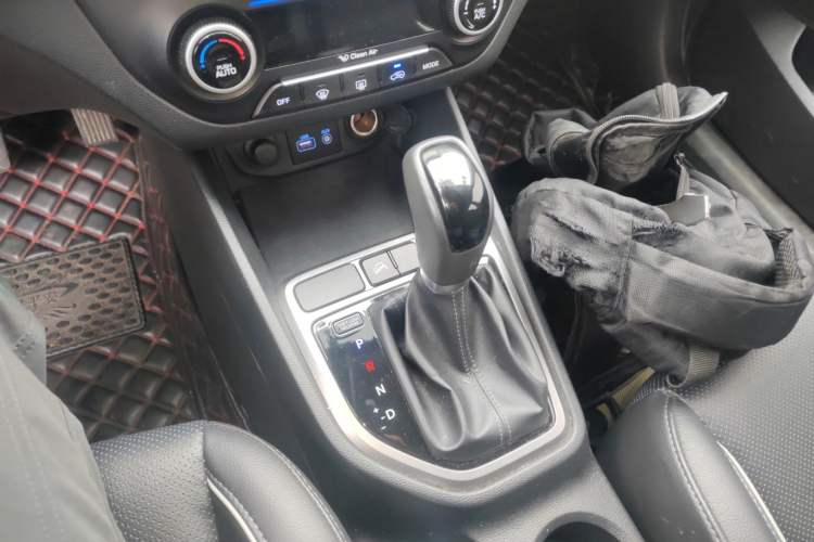 Used Hyundai ix25 2015 1.6L Automatic Two-Wheel-Drive Deluxe DLX Model
