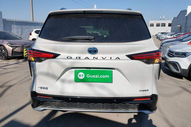 Used Toyota Granvia 2022 2.5L Hybrid Flagship Edition
