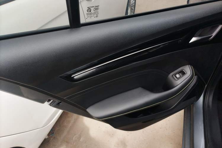 Used Roewe i5 2021 1.5L CVT Platinum Edition
