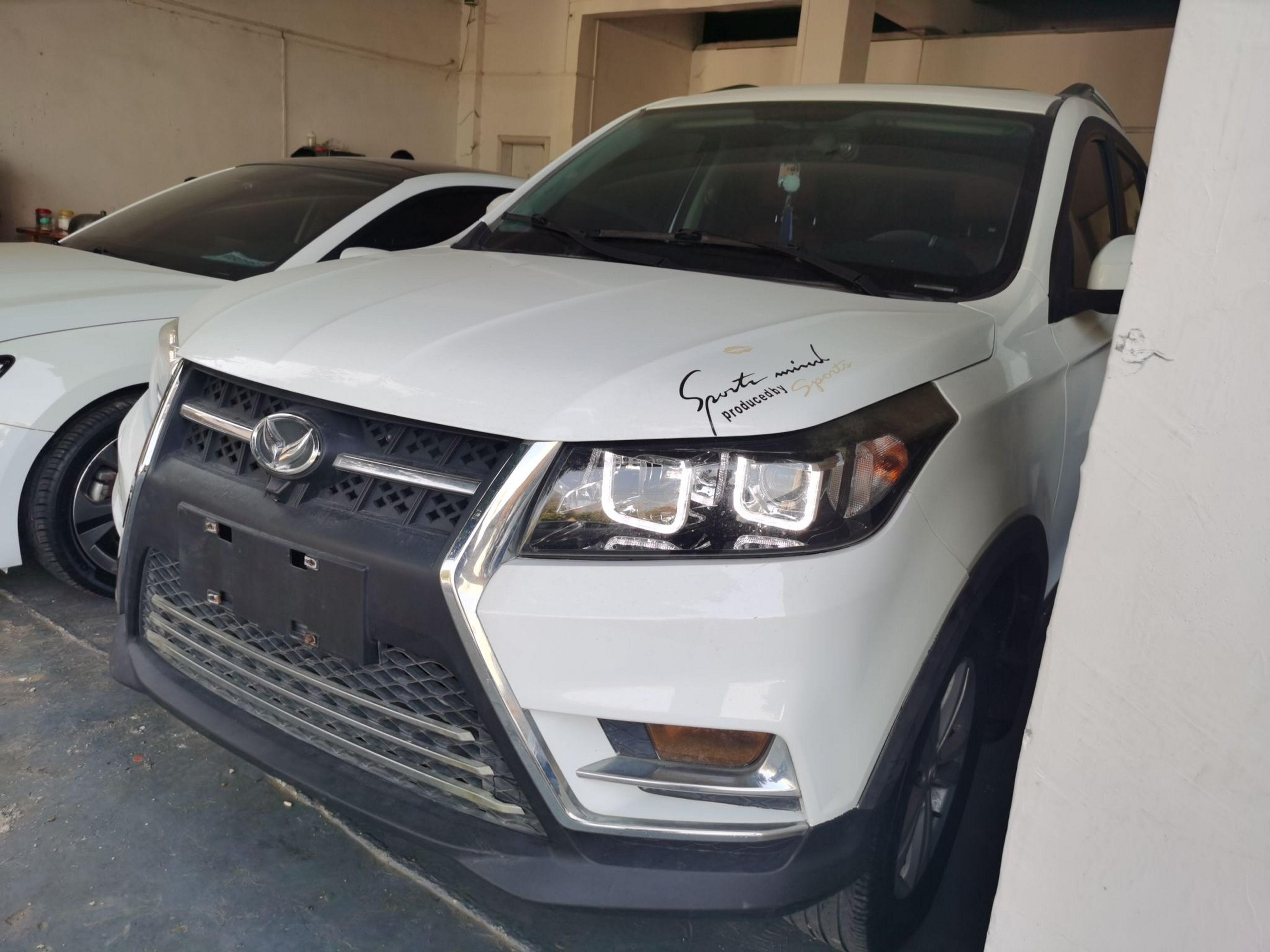 Под передней частью автомобиля