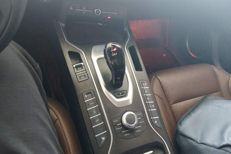 Used Wey VV6 2020 2.0T Two-Wheel Drive Smart Protection+
