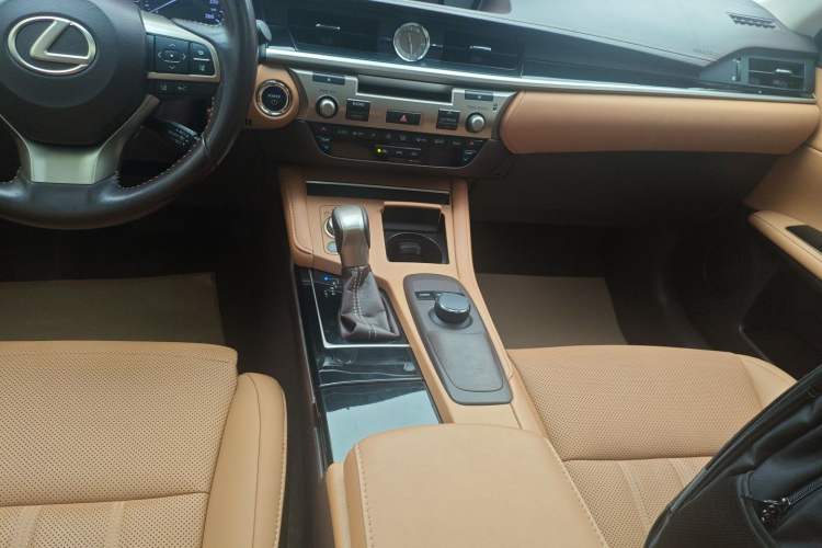 Used Lexus ES 2015 300h Comfort Edition
