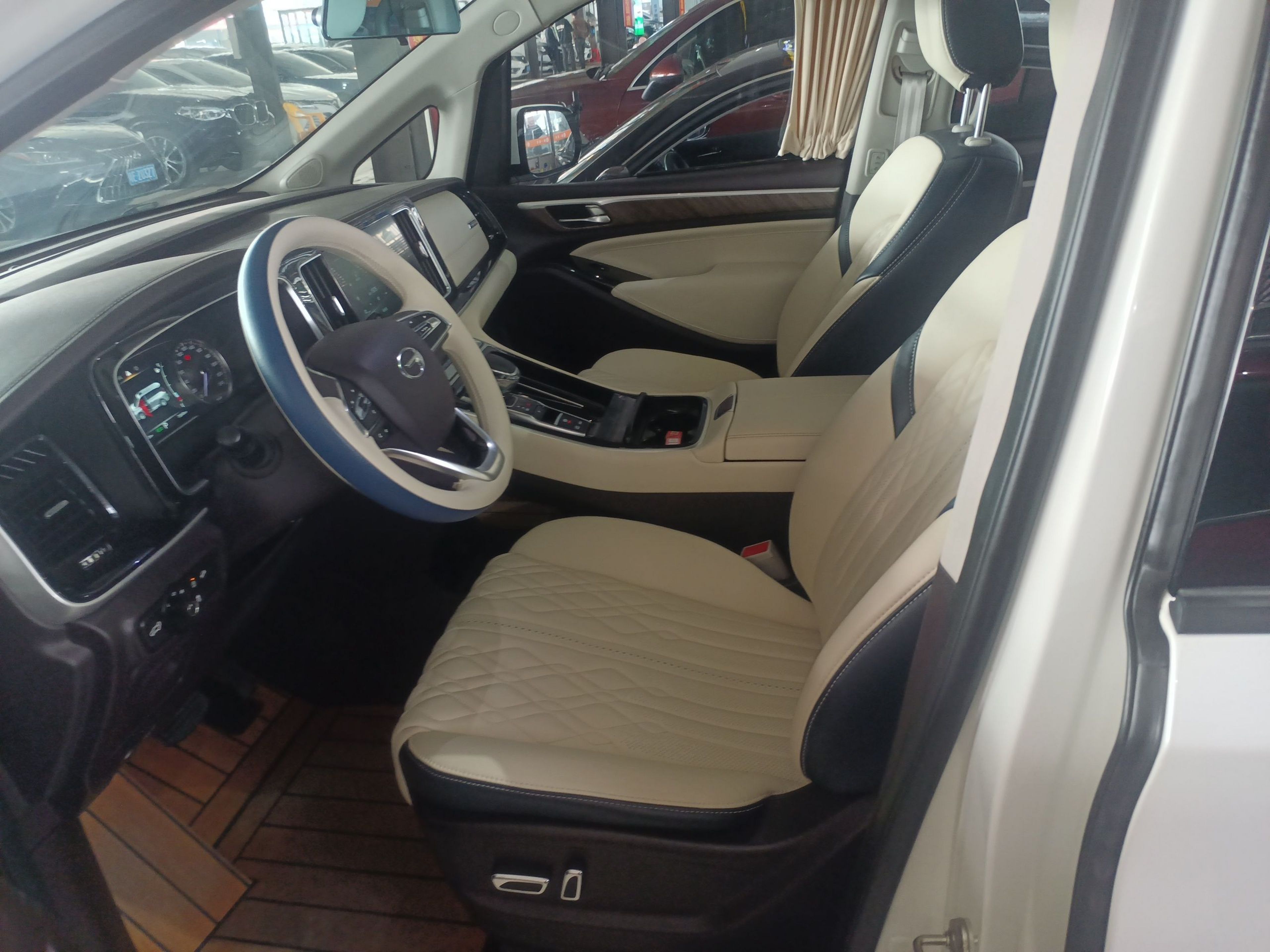 المقاعد الأمامية داخل السيارة