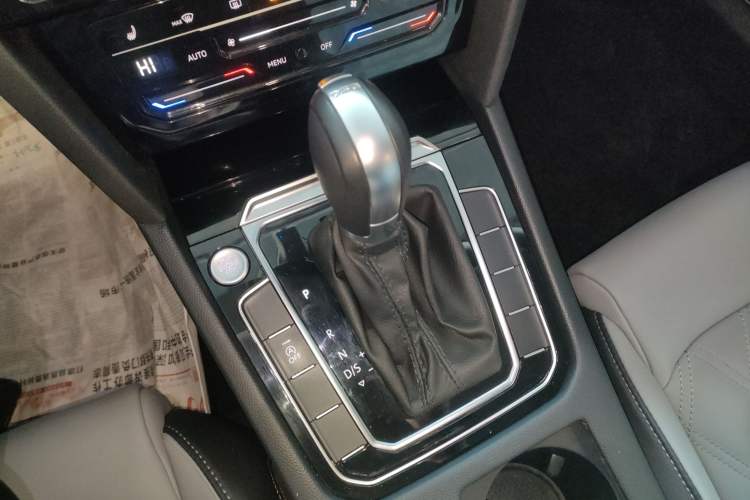 Used Volkswagen Magotan 2023 2 Million Units Limited Edition 330TSI DSG Leading Version
