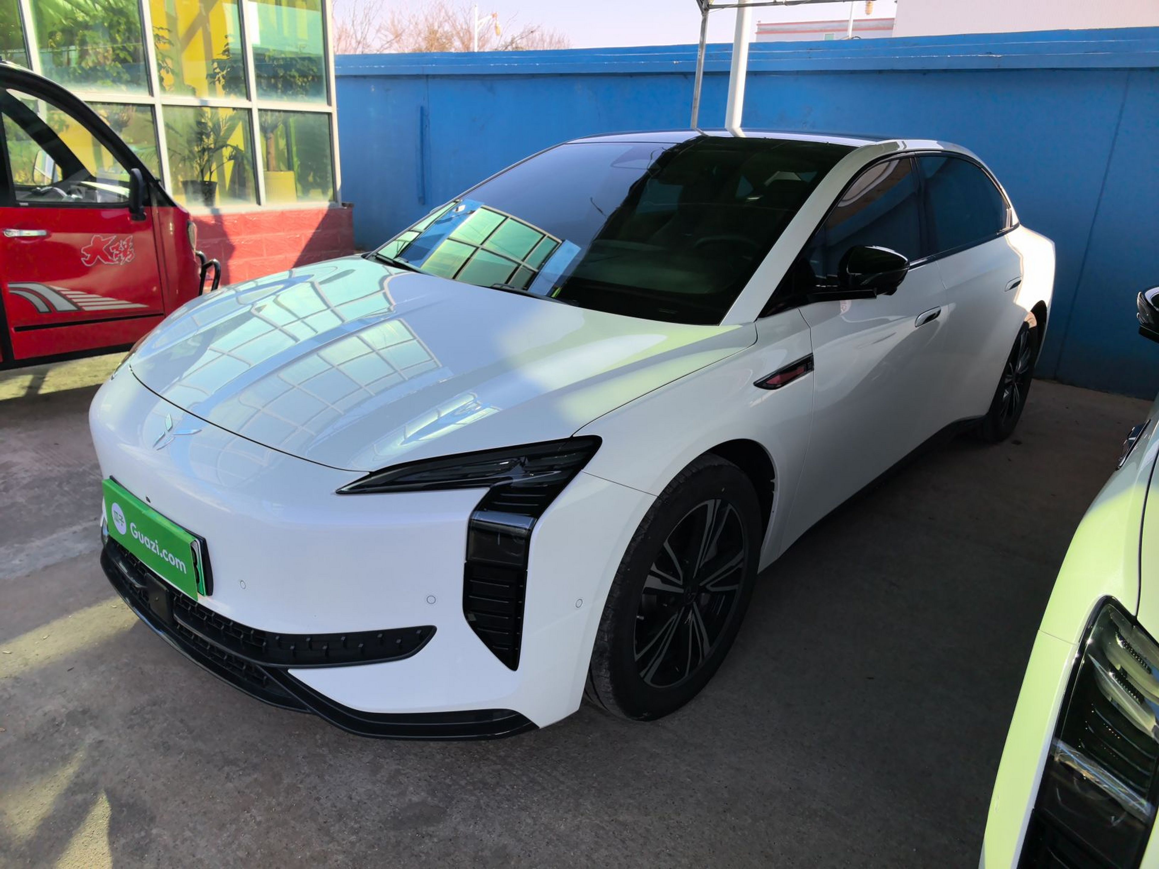 تحت مقدمة السيارة