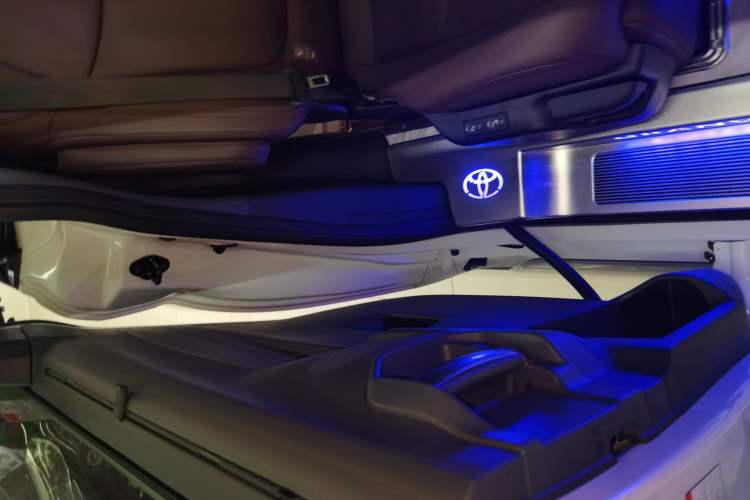 Used Toyota Granvia 2023 2.5L Hybrid Flagship VIP Edition
