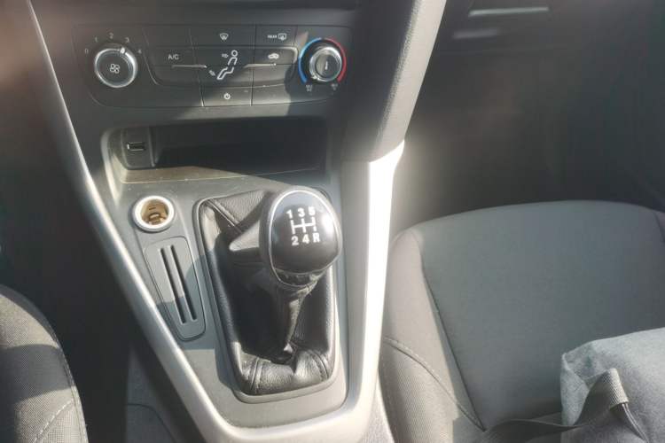 Used Ford Focus 2015 Hatchback 1.6L Manual Comfort Edition
