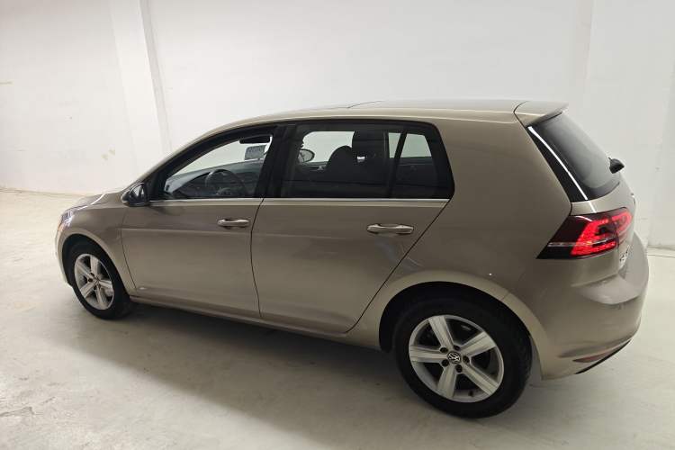 Used Volkswagen Golf 2017 1.6L Automatic Comfort Million-Vehicle Anniversary Edition
