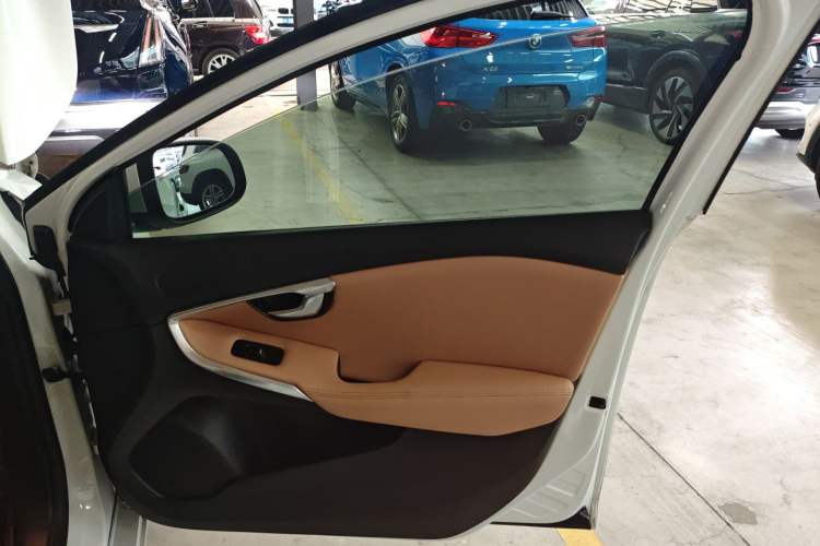 Used Volvo V40 2018 T3 Zhiyi Edition
