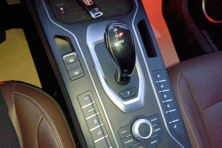 Used Wey VV6 2021 2.0T Two-Wheel Drive Smart Plus