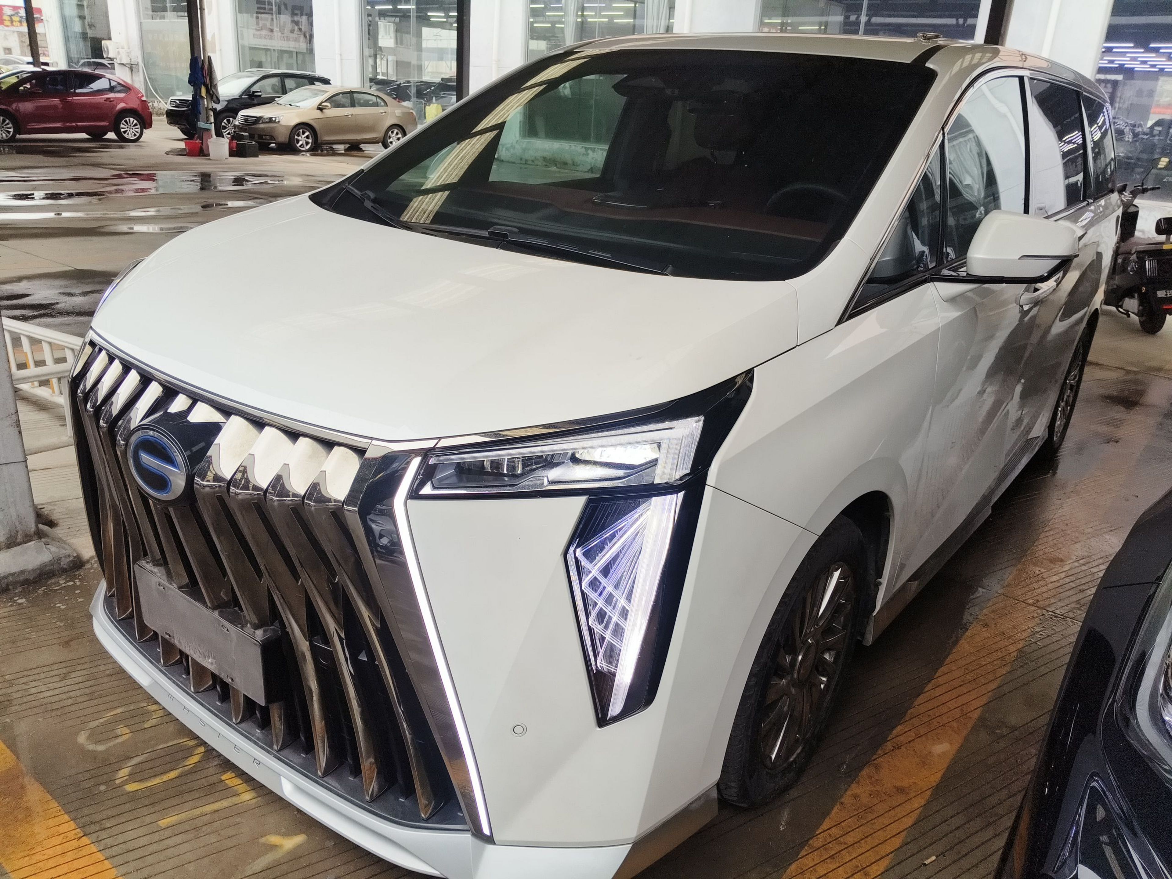 Под передней частью автомобиля