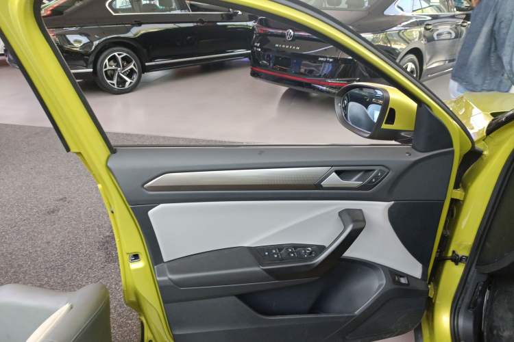 Used Volkswagen T-ROC 2023 300TSI DSG Two-Wheel Drive Starlight Edition
