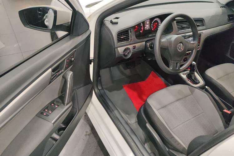 Used Volkswagen Gran Lavida 2013 1.6L Automatic Fashion Model
