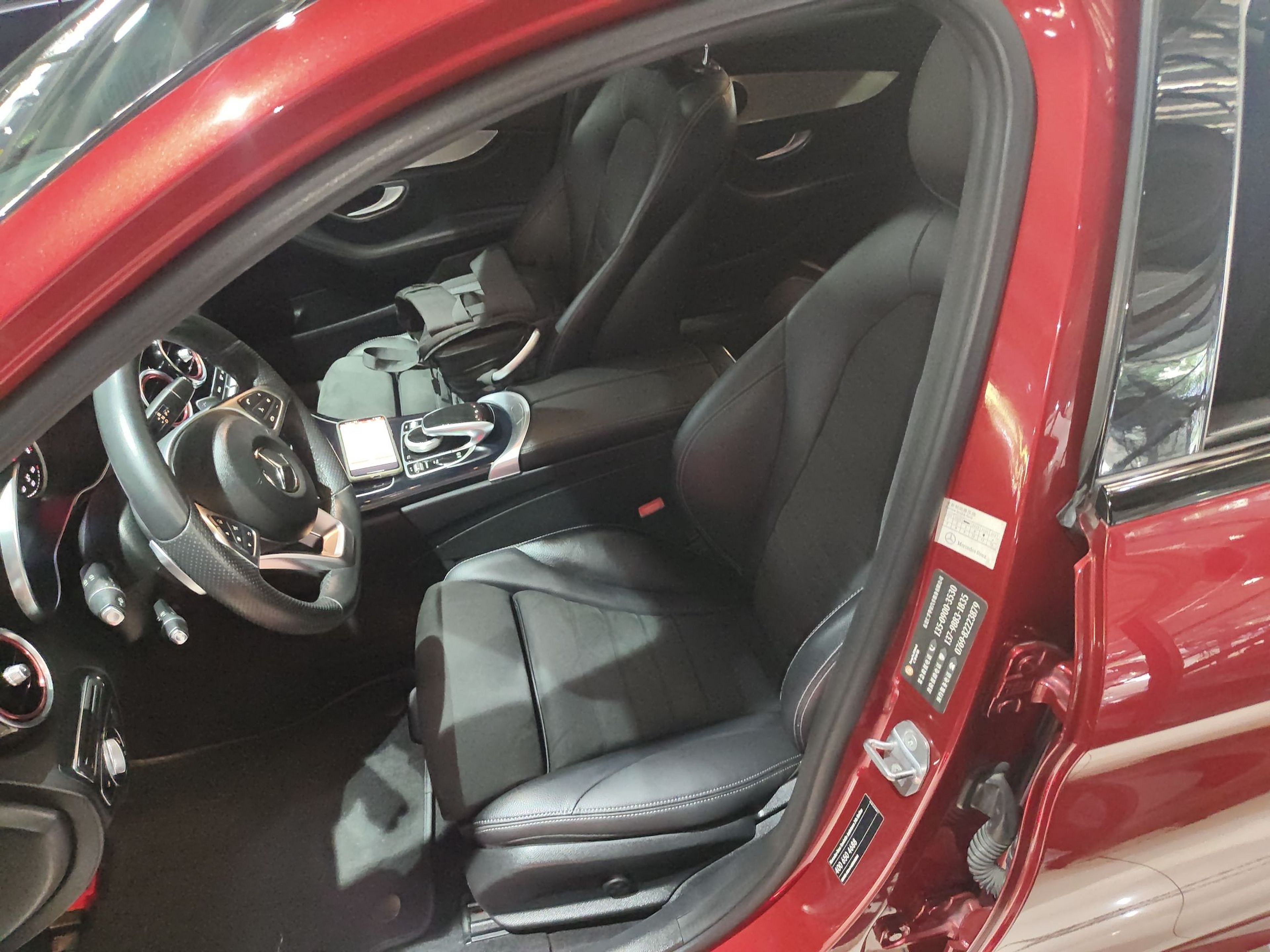 المقاعد الأمامية داخل السيارة