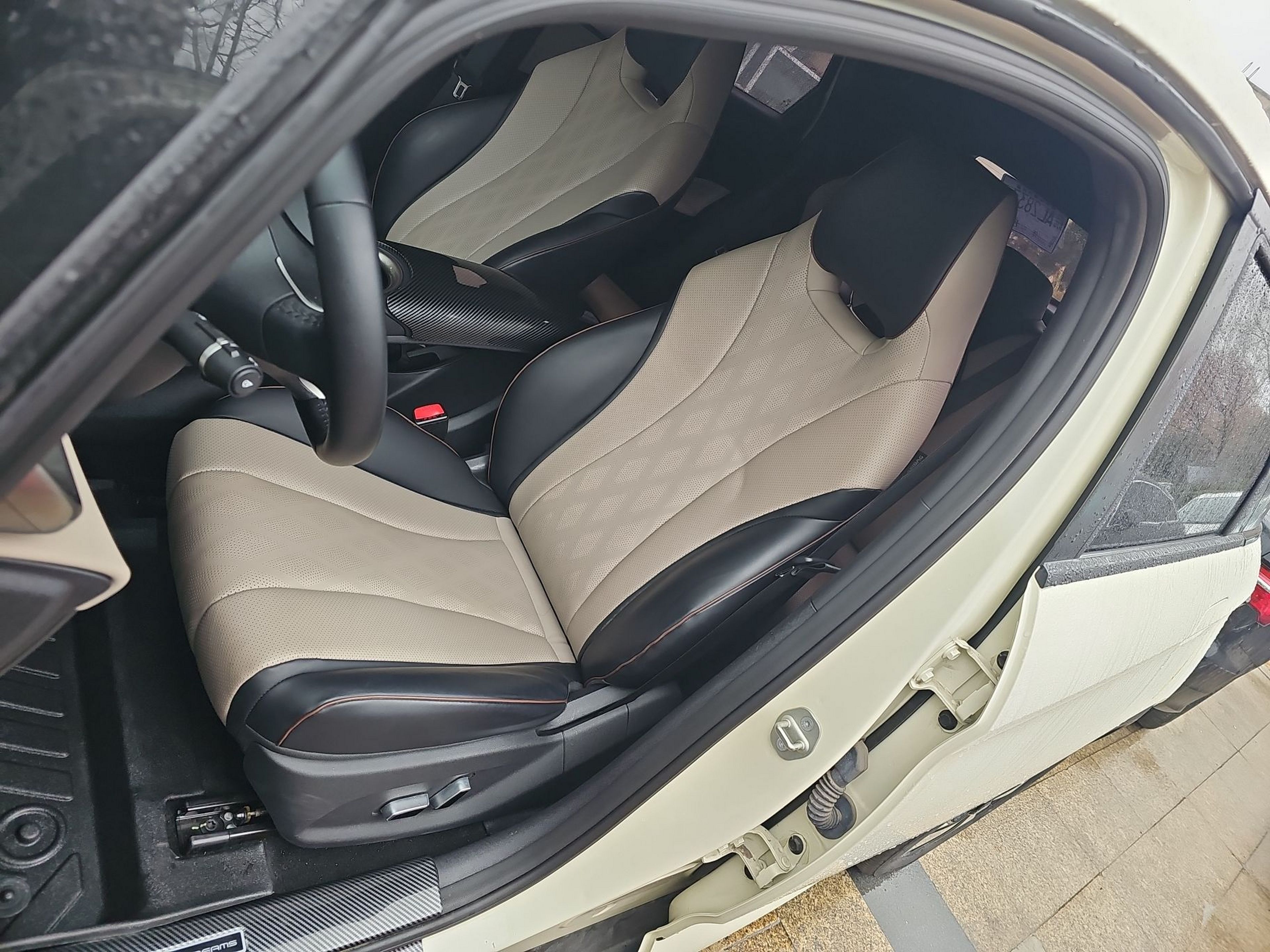 المقاعد الأمامية داخل السيارة