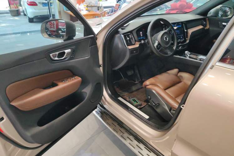 Used Volvo XC60 2023 B5 4x4 Smart Luxury Edition
