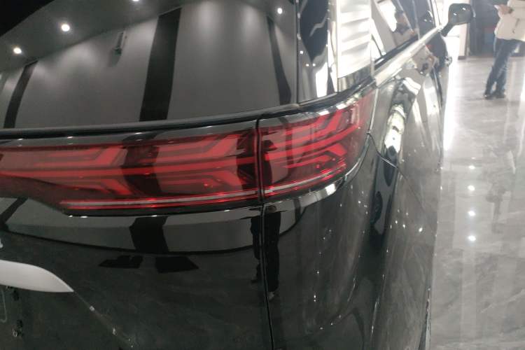 Used Denza D9 2024 DM-i 980 Four-Wheel Drive Prestige Model
