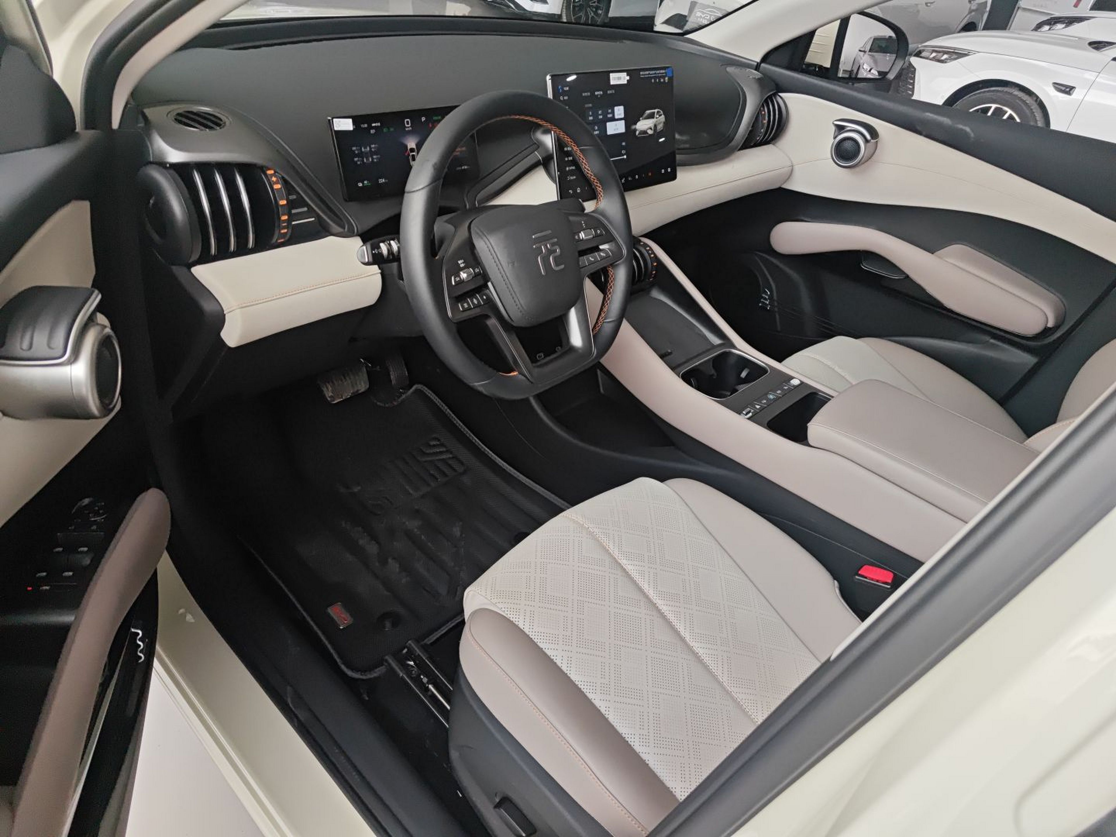 Переднее сиденье в автомобиле