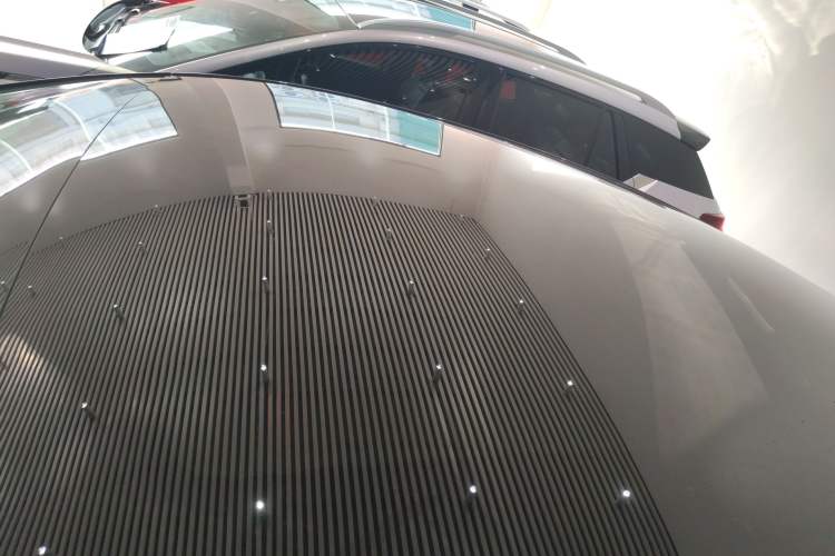 Used  R7 2023 Rear-Drive Screen King Edition
