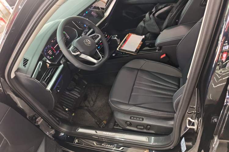 Used Volkswagen Passat 2025 Outstanding Model 380TSI Starry Dragon Glorious Edition
