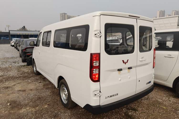 Used Wuling Yangguang 2024 300KM Comfort Version Passenger Van 75kW
