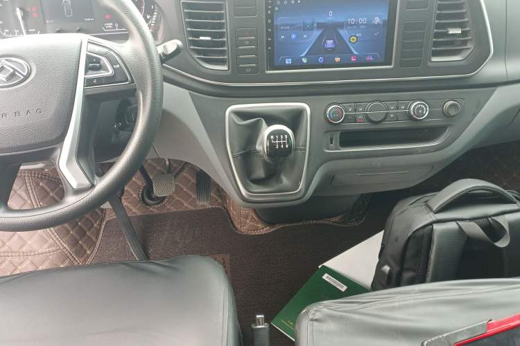 Used SAIC MAXUS Xintu V80 2023 2.0T Manual Classic Aoyuntong Short Wheelbase Mid-Roof 5/6-Seater
