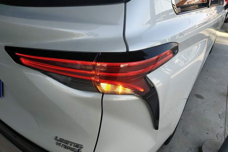 Used Toyota Sienna 2023 2.5L Hybrid Deluxe Edition
