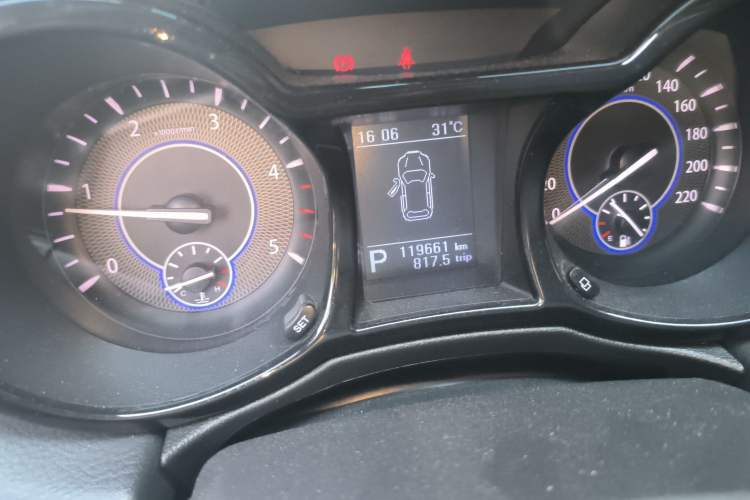 Used JMC Yusheng S350 2014 2.4T Automatic 2WD Diesel Luxury Version with Sunroof 5 Seats
