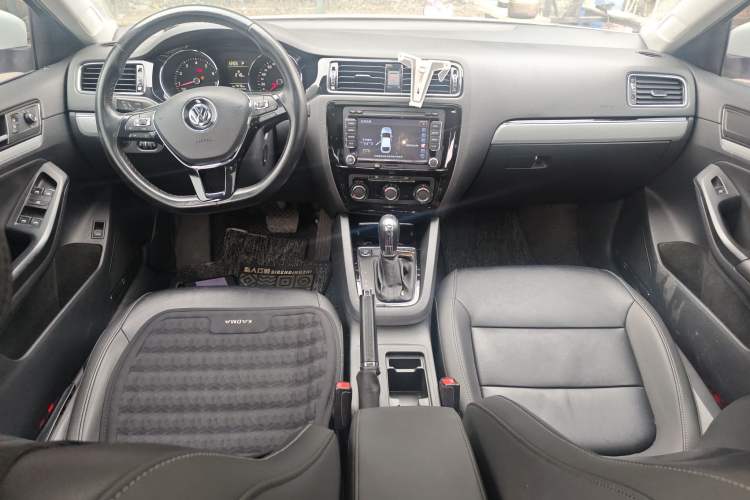 Used Volkswagen Sagitar 2017 230TSI Automatic Comfort Version
