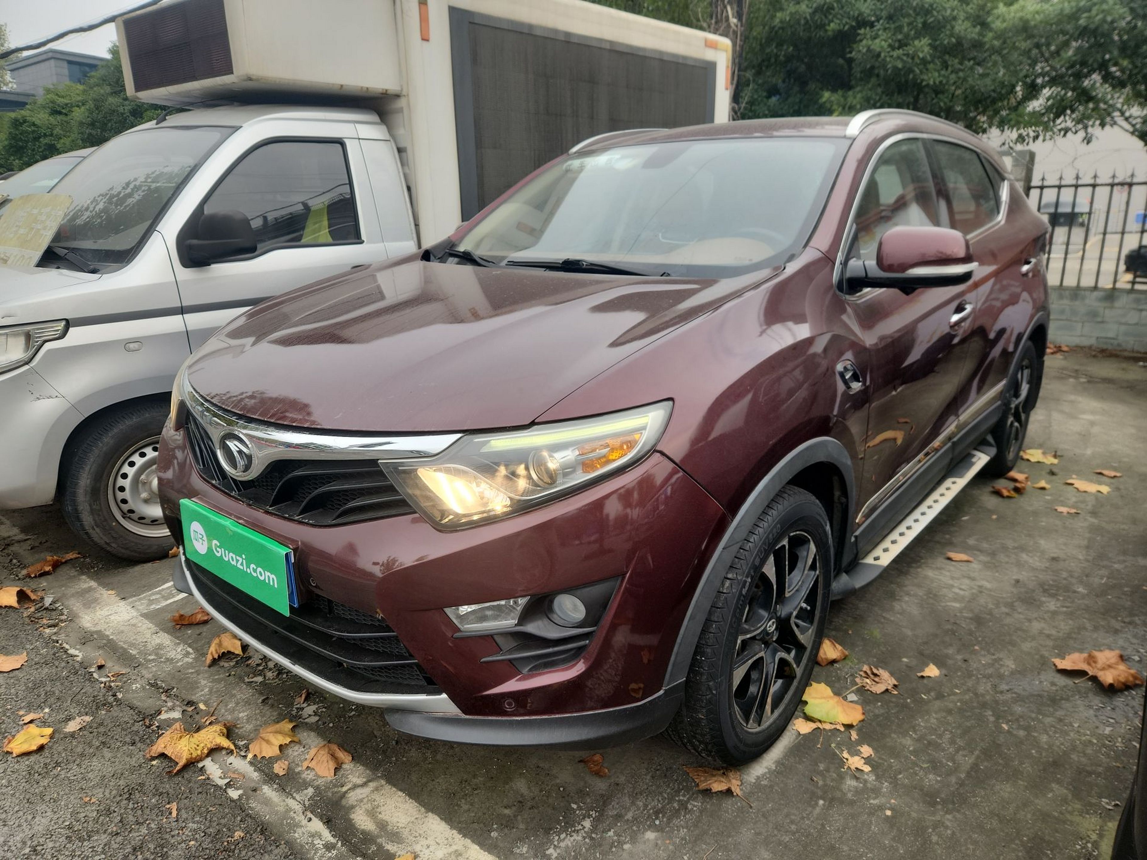 تحت مقدمة السيارة