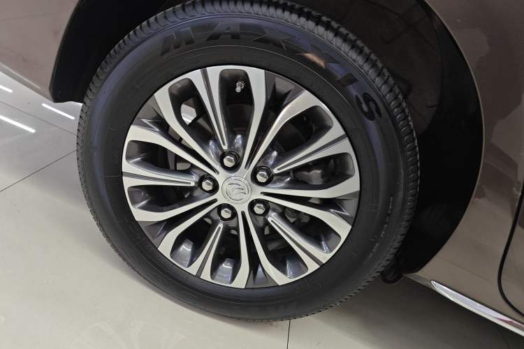 Used Buick GL8 2023 Facelifted Land Cruiser Executive Luxury Version
