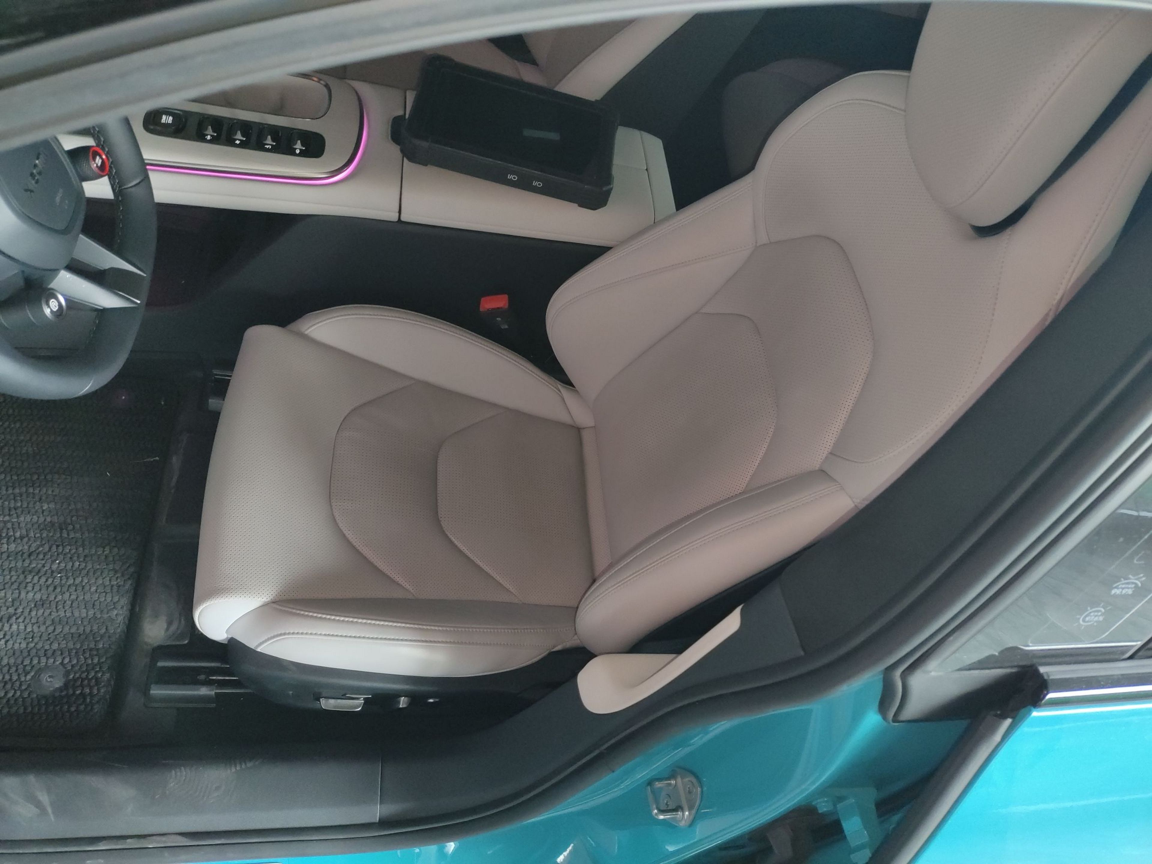 المقاعد الأمامية داخل السيارة