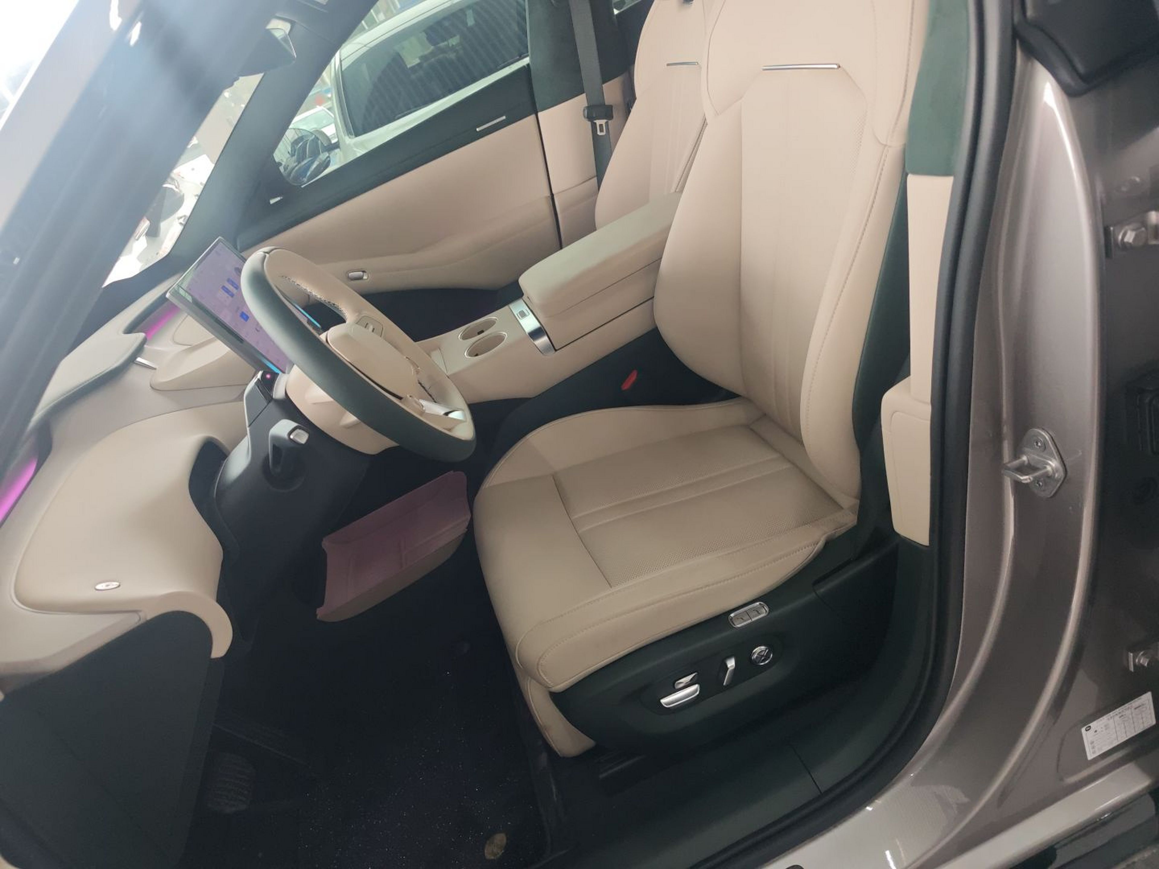 Переднее сиденье в автомобиле