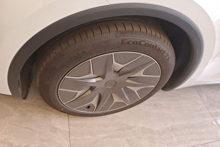 Used Tesla Model Y L 2025 Long-Range All-Wheel-Drive Version
