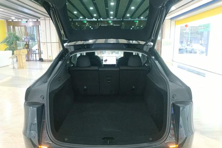 Used Tesla Model Y 2025 Long-Range All-Wheel-Drive Version